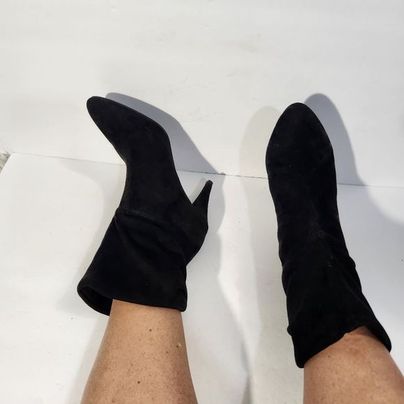 Unise slip on black velvety  highheel boots size 8m - Picture 2 of 11